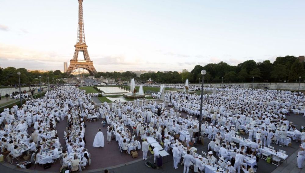 Cena en blanco en París