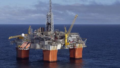 Plataforma petrol&iacute;fera en el mar