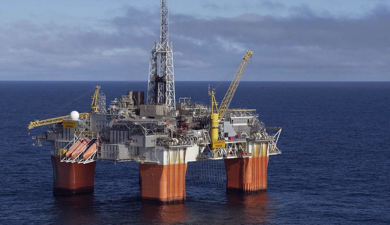Plataforma petrol&iacute;fera en el mar