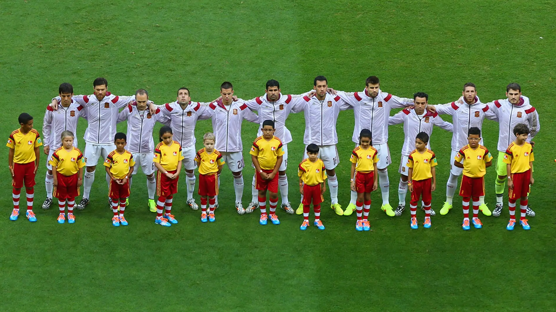 La selección española, durante el himno