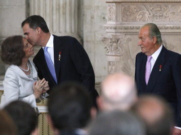 El nuevo Rey Felipe VI besa a su madre, la Reina Sofía