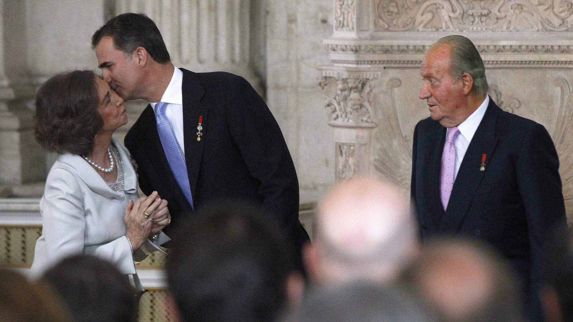 El nuevo Rey Felipe VI besa a su madre, la Reina Sofía