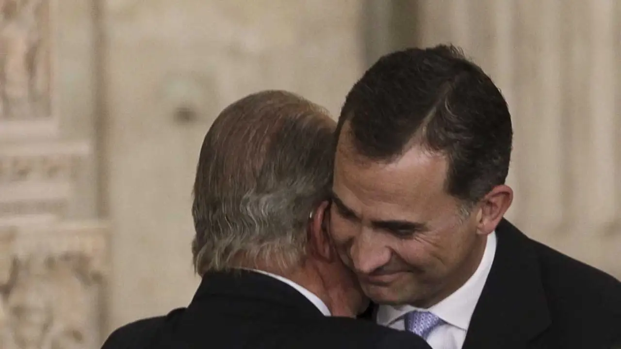 El afectuoso gesto entre Don Juan Carlos y Don Felipe