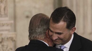 El afectuoso gesto entre Don Juan Carlos y Don Felipe