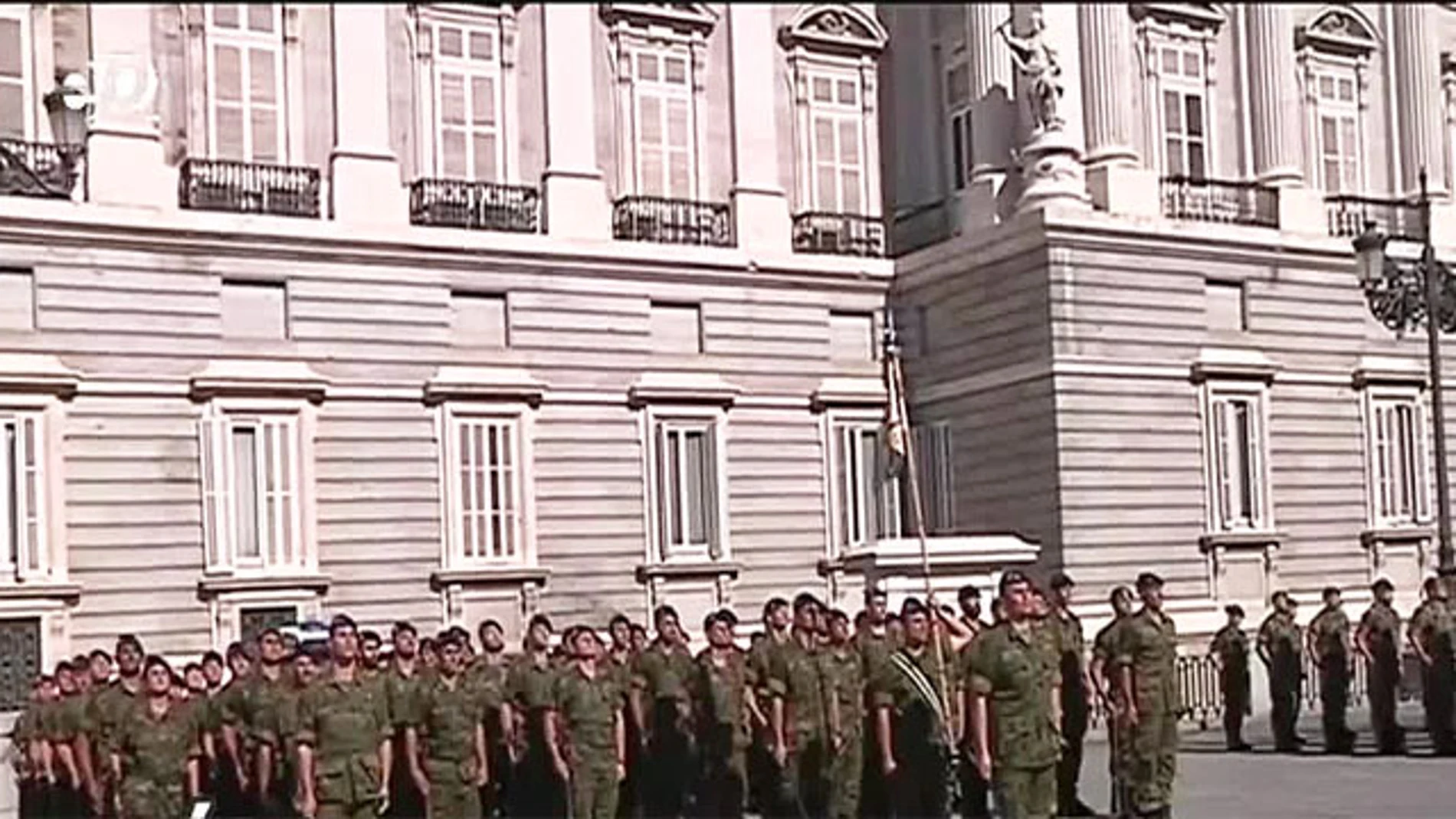 Soldados frente al Palacio Real
