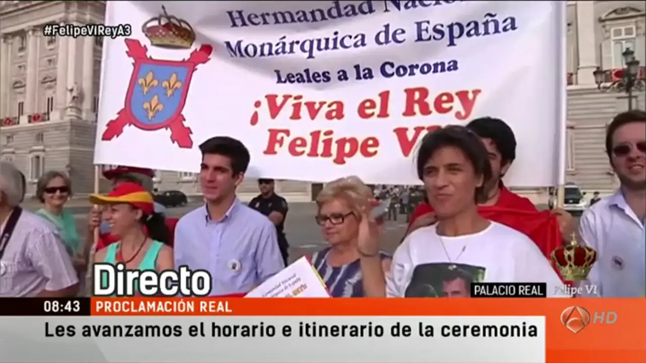 Las calles se llenan de monárquicos y curiosos