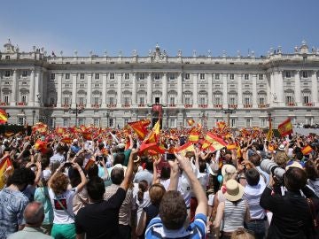 Miles de personas se reunieron frente al Palacio Real