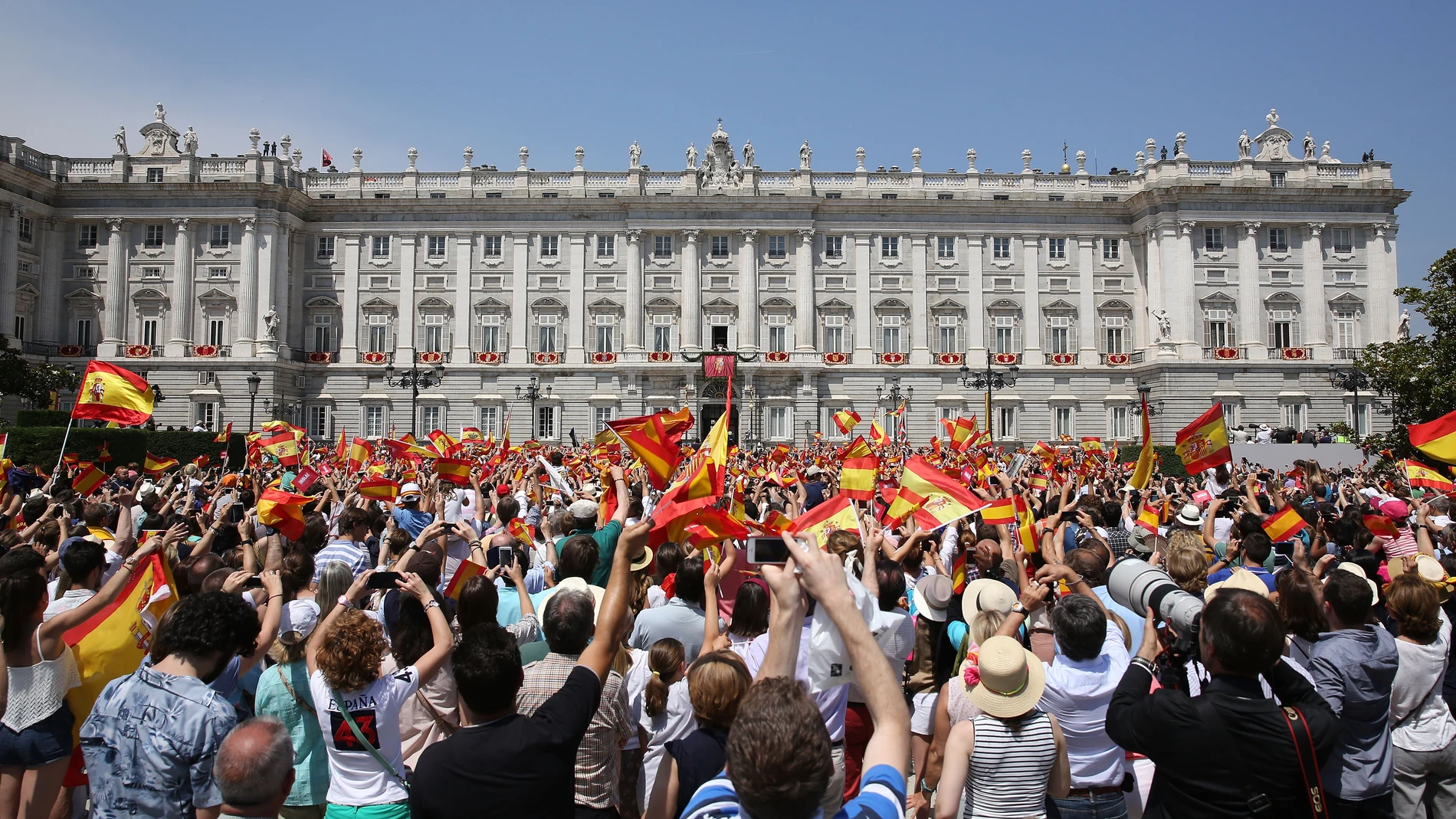 Miles de personas se reunieron frente al Palacio Real