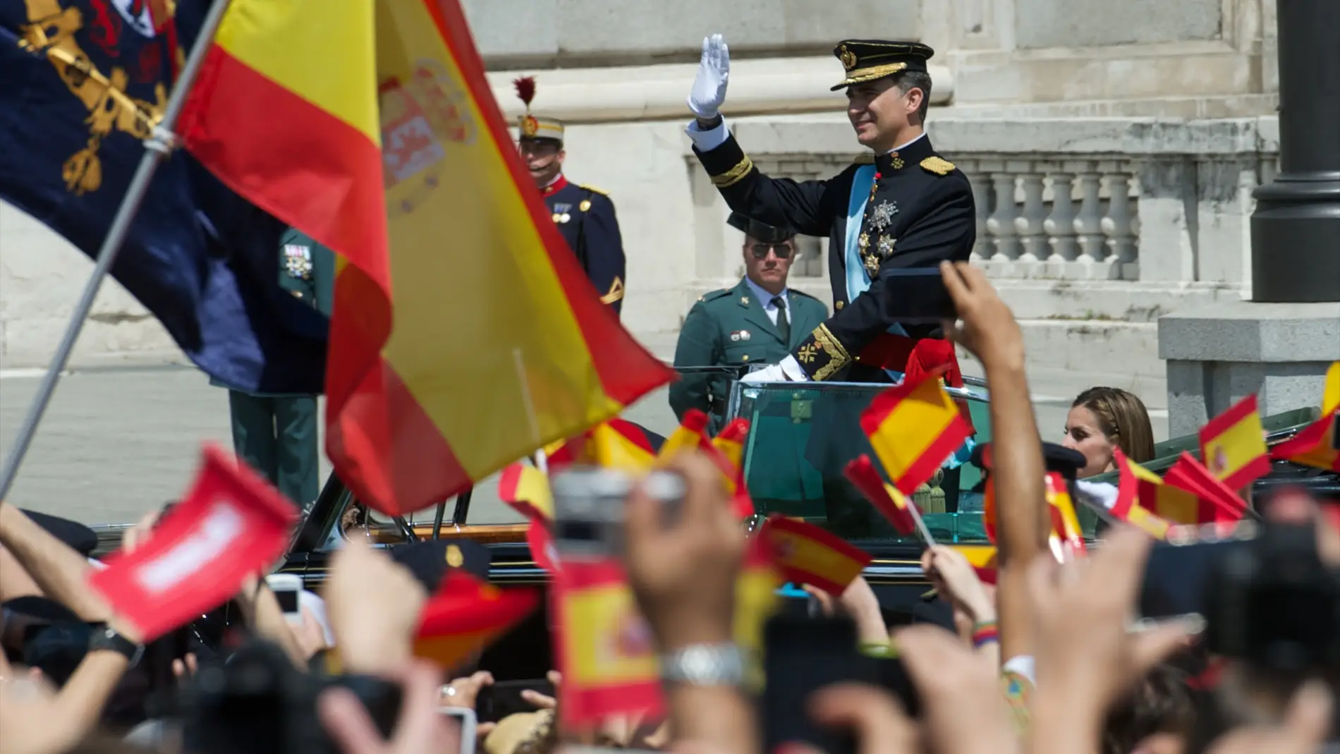 Felipe VI, durante el recorrido por las calles de Madrid