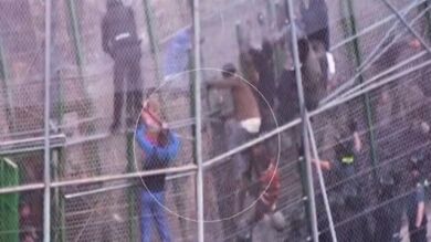 Una ONG denuncia a la policía marroquí por entrar en suelo español y golpear a inmigrantes