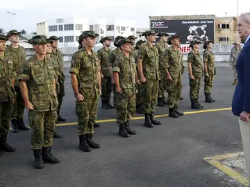Morenés visita a las tropas españolas en Bangui Morenés visita a las tropas españolas en Bangui