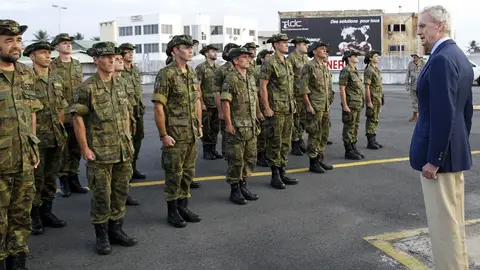 Morenés visita a las tropas españolas en Bangui Morenés visita a las tropas españolas en Bangui