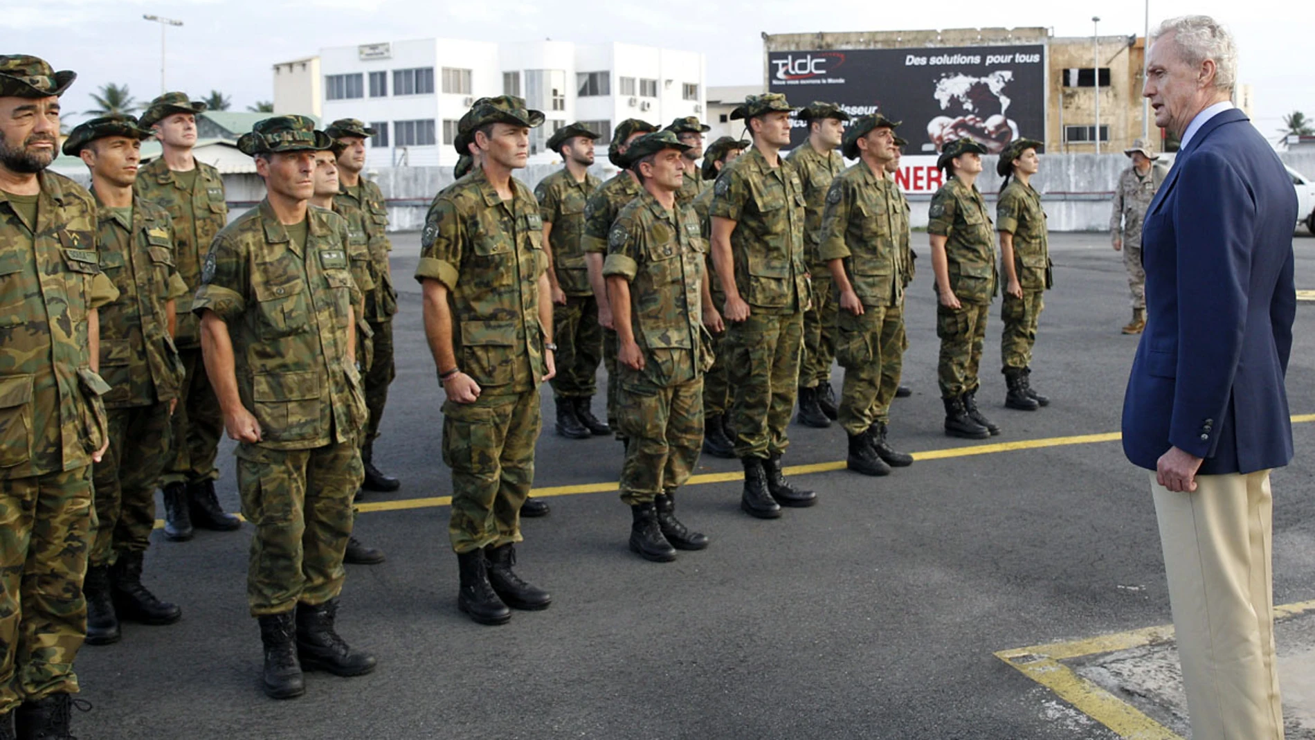 Morenés visita a las tropas españolas en Bangui Morenés visita a las tropas españolas en Bangui