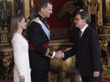Artur Mas saluda al Rey Felip VI