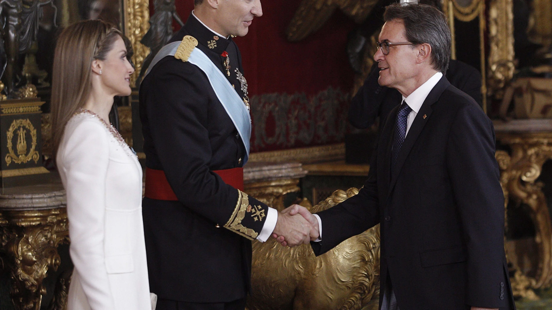Artur Mas saluda al Rey Felip VI
