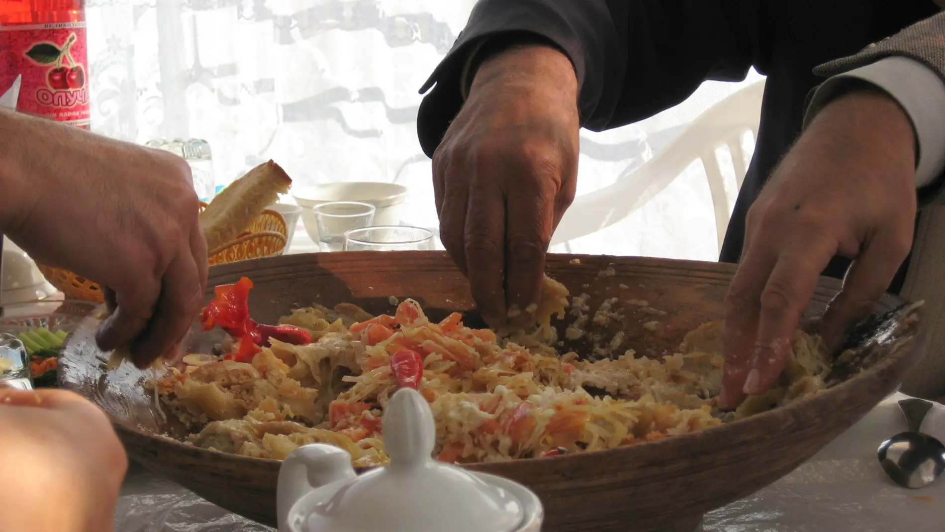 Что интересного есть на беру. Обед плов. Узбеки едят плов руками. Плов на столе. Еда которую едят руками.