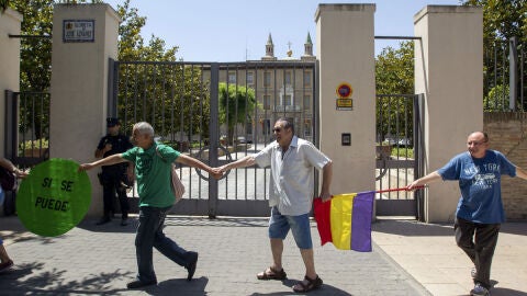 Una cadena humana rodea la sede del Gobierno de Arag&oacute;n
