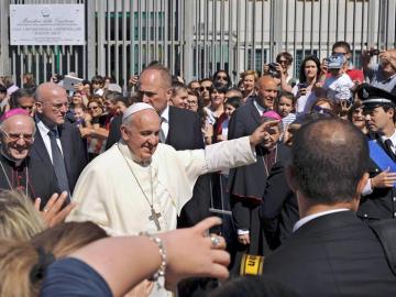 El Papa Francisco, a su llegada a la prisión Castrovillari