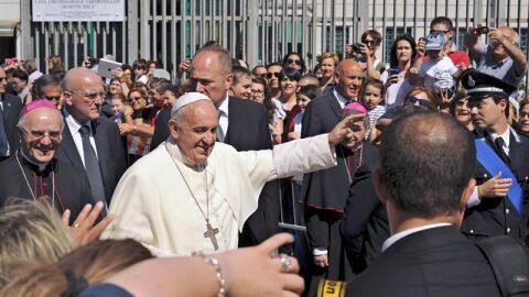 El Papa Francisco, a su llegada a la prisi&oacute;n Castrovillari
