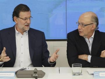 El jefe del Ejecutivo, Mariano Rajoy, conversa con el ministro de Hacienda, Cristóbal Montoro