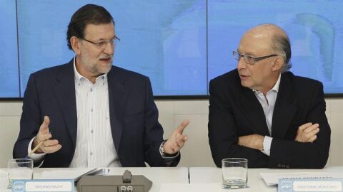El jefe del Ejecutivo, Mariano Rajoy, conversa con el ministro de Hacienda, Crist&oacute;bal Montoro