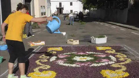 Las calles españolas se llenaron de alfombras de flores Las calles españolas se llenaron de alfombras de flores
