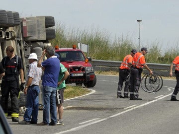 El vuelco de un camión acaba con la vida de dos ciclistas