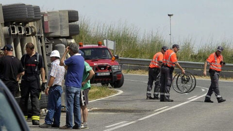 El vuelco de un cami&oacute;n acaba con la vida de dos ciclistas