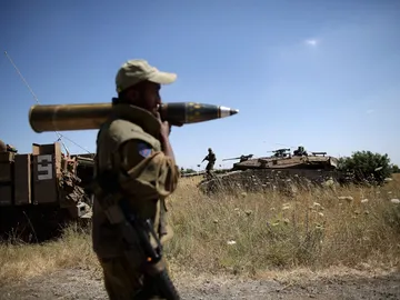Soldado con un proyectil Soldado con un proyectil