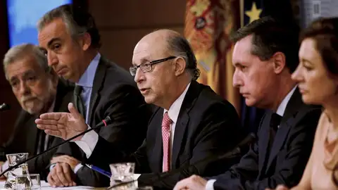 Montoro: "Los trabajadores tendrán más dinero en sus bolsillos a partir de 2015" Montoro: "Los trabajadores tendrán más dinero en sus bolsillos a partir de 2015"