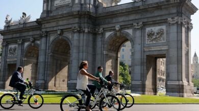 Las bicis eléctricas echan a rodar en Madrid con Ana Botella dando ejemplo