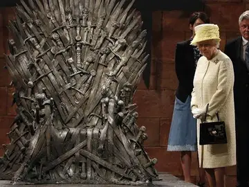 Isabel II junto al Trono de Hierro Isabel II junto al Trono de Hierro