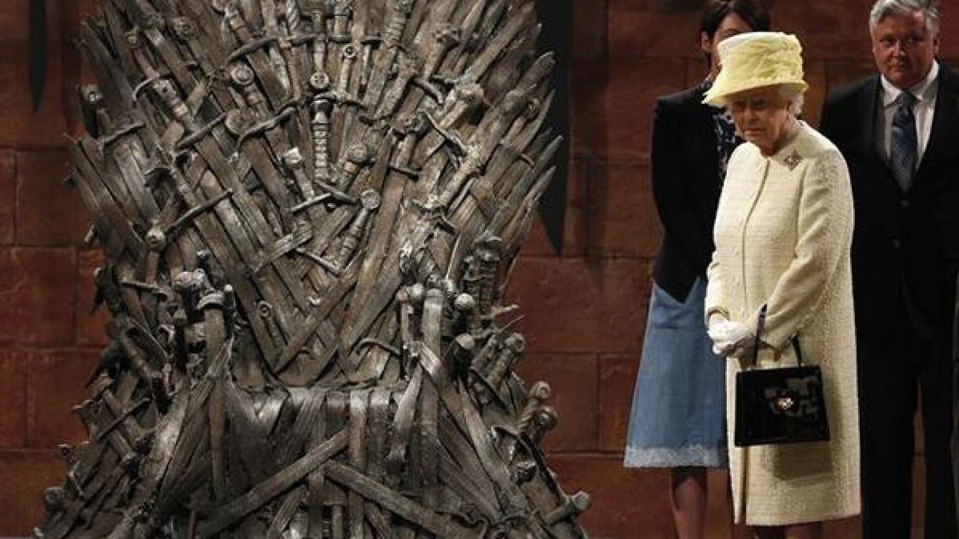 Isabel II junto al Trono de Hierro