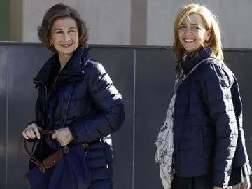 La Reina Sofía junto a la infanta Cristina. La Reina Sofía junto a la infanta Cristina.