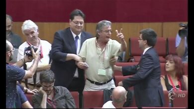 Desalojan a varias personas del Parlamento andaluz por interrumpir la sesión con cantes flamencos