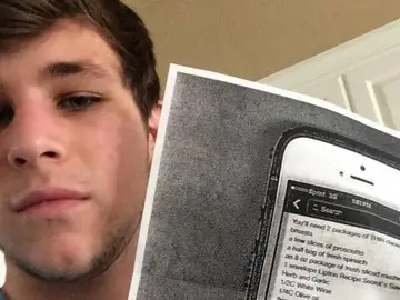 Justin Dimeck con la fotocoìa Justin Dimeck con la fotocoìa