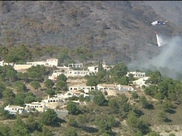 Unas 500 personas desalojadas y cinco viviendas afectadas por un incendio en Málaga