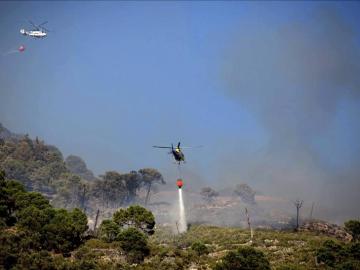 Varios helicópteros actúan contra el fuego cerca del núcleo urbano de Cómpeta 