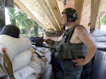 Un soldado ucraniano permanece en guardia en un puesto de control cerca de Slaviansk