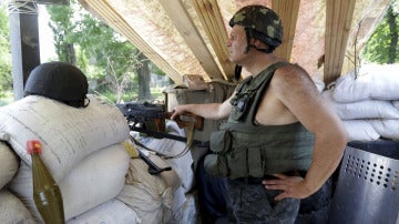 Un soldado ucraniano permanece en guardia en un puesto de control cerca de Slaviansk