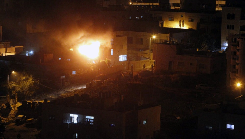 Una casa arde tras un ataque de Israel en Hebrón