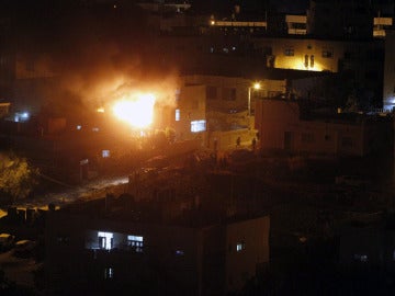 Una casa arde tras un ataque de Israel en Hebrón