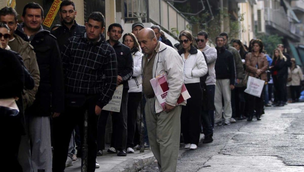 Gente esperando ante la oficina de Empleo
