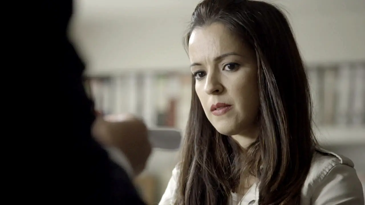 Enrique paga a Amparo por conseguir los papeles de la adopción