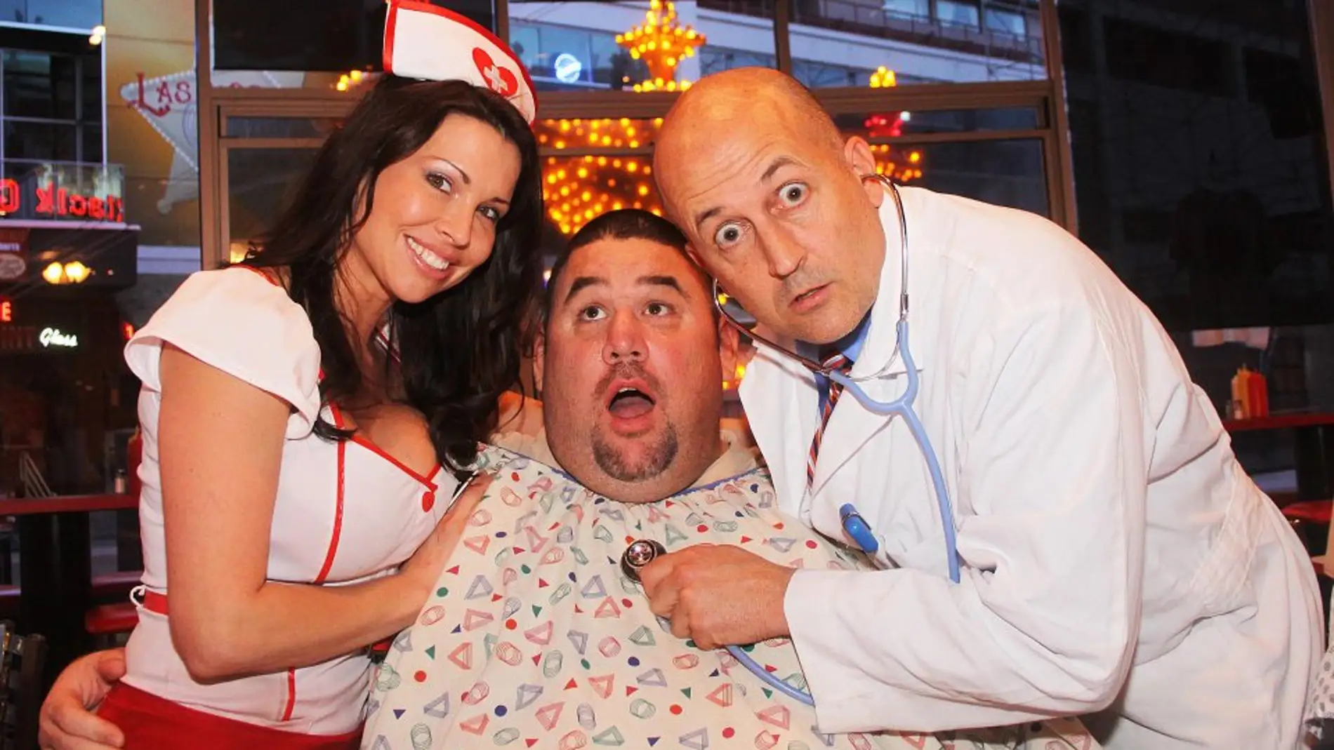 Uno de los felices pacientes de la hamburguesería Heart Attack Grill, junto a la enfermera y el doctor.