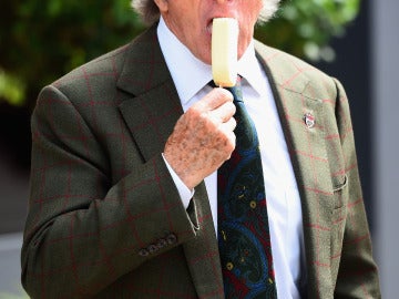 Jackie Stewart disfruta de un helado