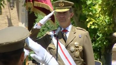 El rey entrega los despachos en la Academia Militar de Zaragoza y Doña Letizia clausura un acto de la Cruz Roja 