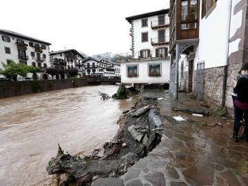 Daños provocados por el desbordamiento del río Bazán en Elizondo (Navarra)