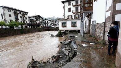 El desbordamiento del río Baztan inunda viviendas y arrastra coches en Elizondo