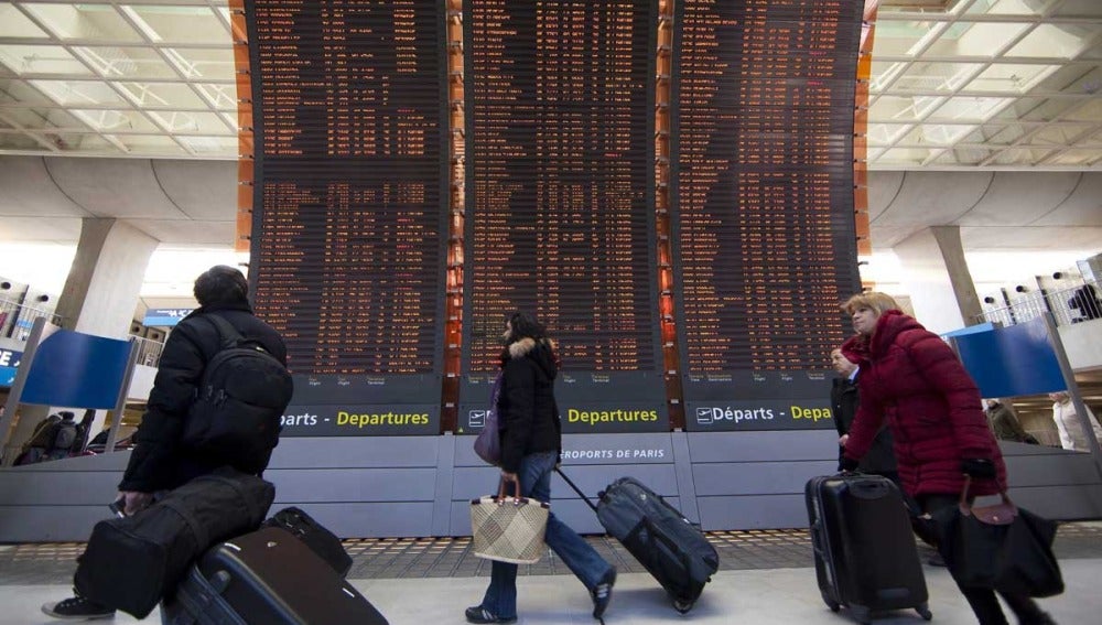 Pasajeros en un aeropuerto francés